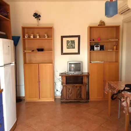 Airport Sunset Haven: Sea View, Pool & Access Apartment