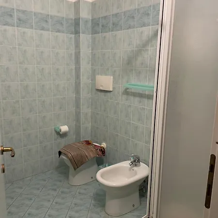 Airport Sunset Haven: Sea View, Pool & Access Apartment